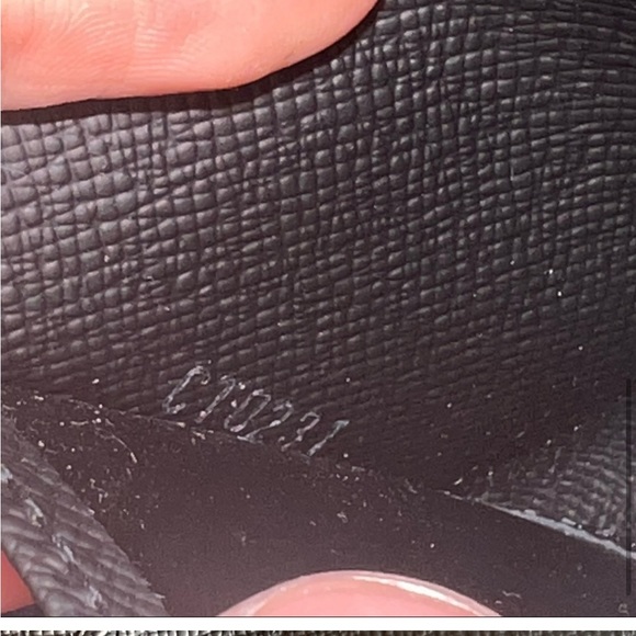 Louis Vuitton Key pouch ( Holds 6 keys ) - Picture 2 of 7